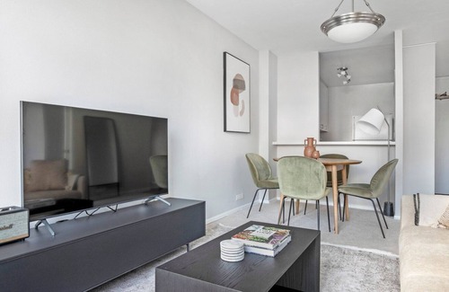 Lake View East Apartamento | Hip Lakeview Studio w/ Deck, Pool & Gym, nr Lincoln Park, by Blueground
