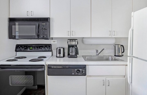 Lake View East Apartamento | Hip Lakeview Studio w/ Deck, Pool & Gym, nr Lincoln Park, by Blueground