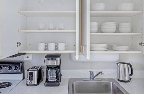 Lake View East Apartamento | Hip Lakeview Studio w/ Deck, Pool & Gym, nr Lincoln Park, by Blueground