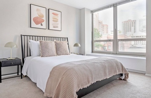 Lake View East Apartamento | Hip Lakeview Studio w/ Deck, Pool & Gym, nr Lincoln Park, by Blueground
