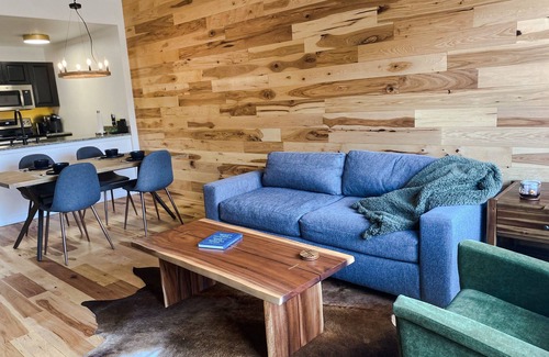 Mammoth Lakes Condominio | Hip Modern Cabin in The Village