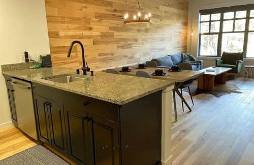 Mammoth Lakes Condominio | Hip Modern Cabin in The Village
