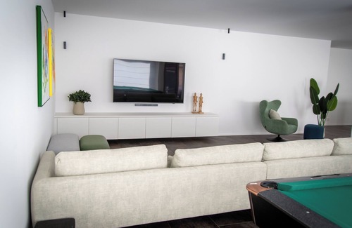Knokke Apartamento | Hip & modern ground floor apartment with 2 billiard tables and all amenities!