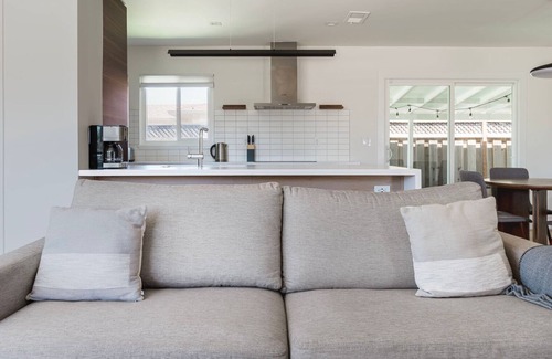 Santa Clara Apartamento | Hip Santa Clara 2BR w/ Backyard, nr Shops & Dining, by Blueground