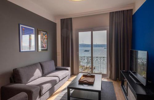 Kabatas Apartamento | Hip Waterfront Apt with a Striking View