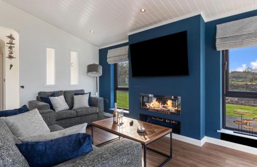 Penally Casa | Hiraeth - Luxury Lodge with Hot Tub, Close to Beach