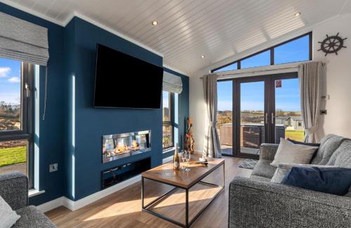 Penally Casa | Hiraeth - Luxury Lodge with Hot Tub, Close to Beach