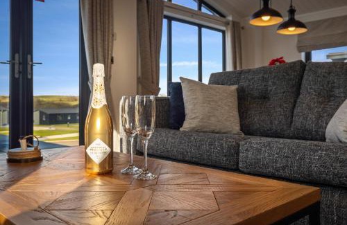 Penally Casa | Hiraeth - Luxury Lodge with Hot Tub, Close to Beach