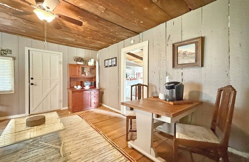 Montgomery Cabaña | Historic 1-bedroom Rustic Cottage, Walking Distance to Downtown Montgomery Texas