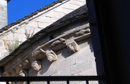 Chambonas Casa | casa histórica (1741), según el precio: de 4 a 15 personas. RIV natación. 150 m