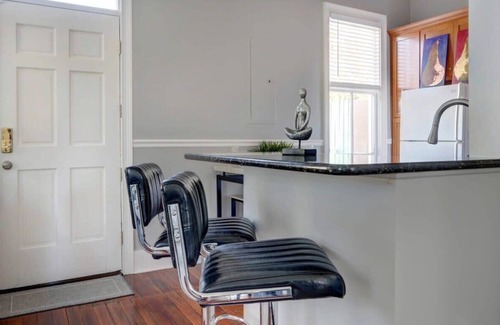 Historic Downtown Savannah Condominio | Historic 1800's Condo, Forsyth | Dog-Friendly!