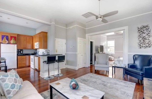 Historic Downtown Savannah Condominio | Historic 1800's Condo, Forsyth | Dog-Friendly!