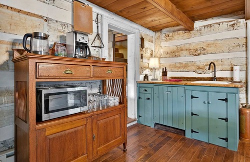 Augusta Chalet De Esquí | Historic 1802 Forge Home by North River & Trails
