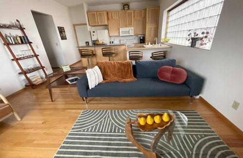 Montgomery Casa | Historic 1893 Brewhouse Solarium Loft – Sun‑Drenched Mid‑Century Modern Retreat