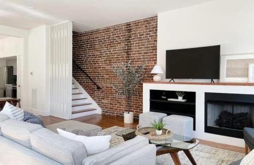 Downtown Knoxville Casa | Historic 1900s Townhome with a Modern Flair