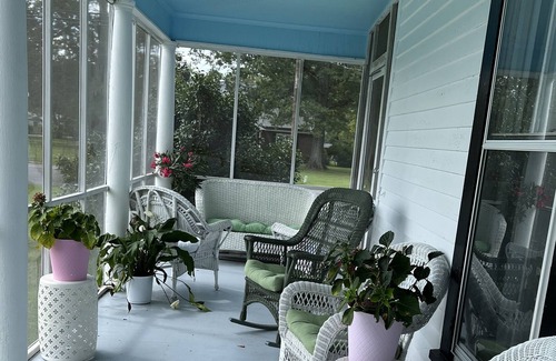 Pollocksville Cama Y Desayuno | Historic 1906 home within walking distance to river