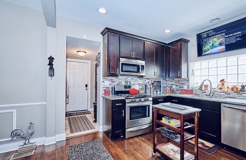 Hermosa Casa | Impresionante Logan Square area Bungalow! Una casa unifamiliar rara en Chicago
