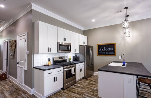Batesville Apartamento | Historic 2-bedroom apartment with WiFi, AC in charming Batesville