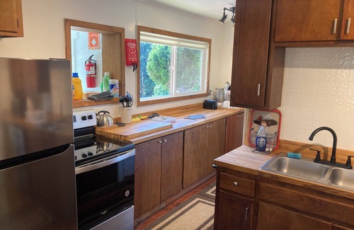 Douglas City Cabina | Historic 2-Bedroom Gold Miners Cabin on Trinity River, with Wi-Fi & A/c.