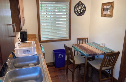 Douglas City Cabina | Historic 2-Bedroom Gold Miners Cabin on Trinity River, with Wi-Fi & A/c.