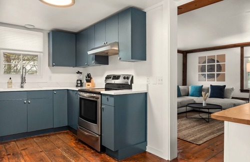 North Egremont Casa | Historic 2-BR 1800s Carriage House 8-Min to Catamount
