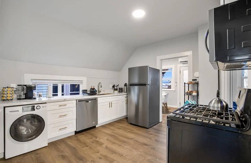 Everett Apartamento | Historic 2 BR apartment in Everett w/ modern comforts. Features AC, full kitchen, W/D, and dedicated workspace. Only 4 mins to Providence Medical & close to Naval Station. Free street parking