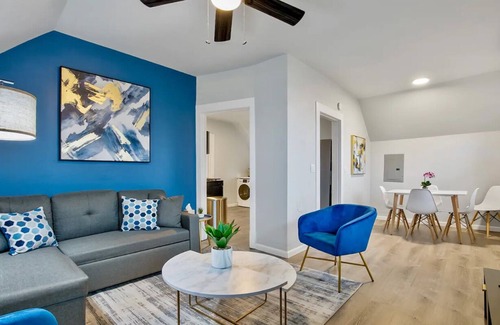 Everett Apartamento | Historic 2 BR apartment in Everett w/ modern comforts. Features AC, full kitchen, W/D, and dedicated workspace. Only 4 mins to Providence Medical & close to Naval Station. Free street parking