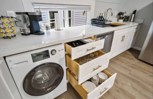 Everett Apartamento | Historic 2 BR apartment in Everett w/ modern comforts. Features AC, full kitchen, W/D, and dedicated workspace. Only 4 mins to Providence Medical & close to Naval Station. Free street parking