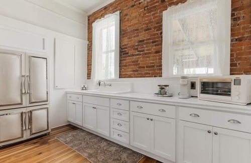 Newberg Condominio | Historic 2BR Loft in the Heart of Newberg – The 1888