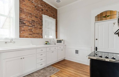 Newberg Condominio | Historic 2BR Loft in the Heart of Newberg – The 1888