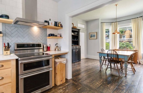 Shelburne Casa | Historic 3-bedroom house with a beautiful garden in oceanfront Shelburne.