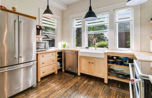 Shelburne Casa | Historic 3-bedroom house with a beautiful garden in oceanfront Shelburne.