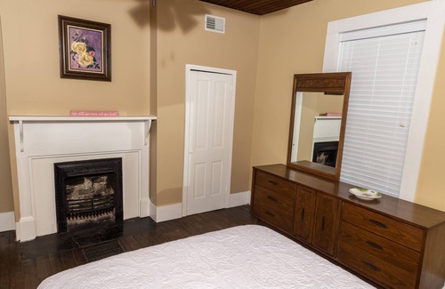 Boones Creek Otro | Historic 4 bedroom house with hot tub-great location
