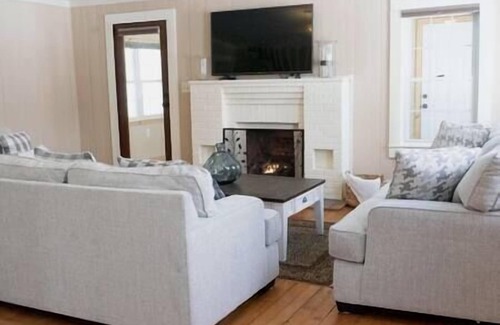 Hamptonville Otro | Historic 5 Bedroom Farmhouse in Wine Country