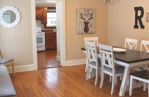 Hamptonville Otro | Historic 5 Bedroom Farmhouse in Wine Country