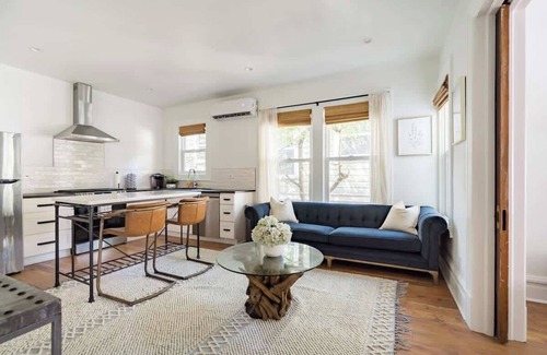 Uptown Apartamento | Historic 6BR Walk to NW Shops Sleeps 12