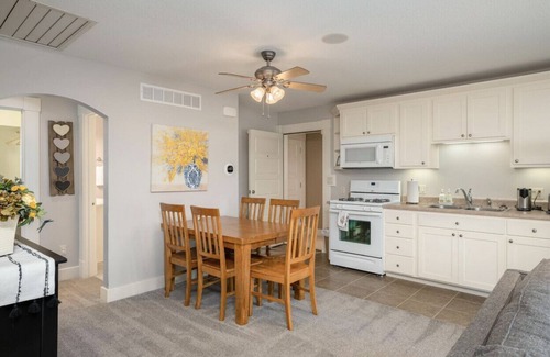 Independence Casa | Historic 9 BR/10 bath with putting green/ splash pad