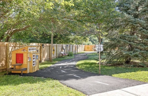 Independence Casa | Historic 9 BR/10 bath with putting green/ splash pad