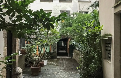 Odeon Apartamento | Historic Allure: Embrace Old French Charm by Notre Dame, Boulevard Saint-Germain