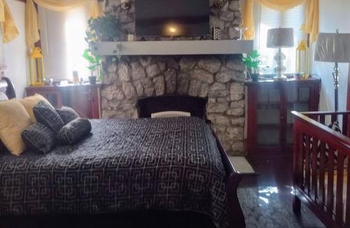 Highland Historic District Casa | Historic beautiful spacious bungalow 5 minutes from the casinos