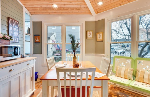 Bemus Point Apartamento | Historic Bemus Point Studio w/ Porch: Walk to Lake