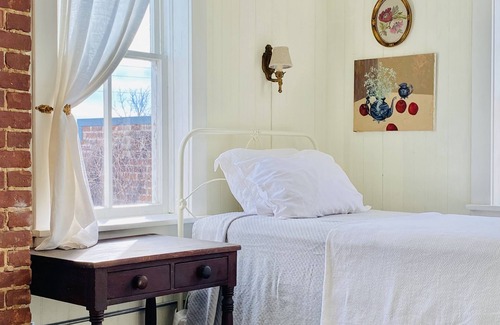 Spring Grove Apartamento | Historic BLUE RIBBON upstairs apartment full breakfast included in BR cafe