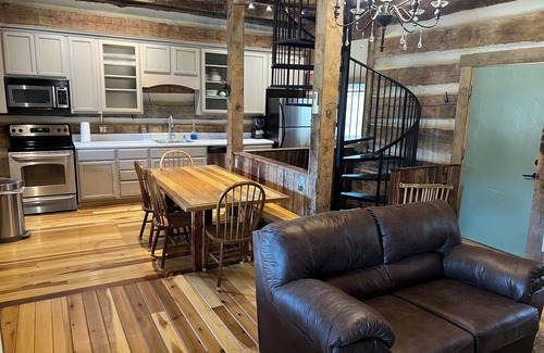 Pearisburg Cabina | Historic Cabin in the Blue Ridge Mountains