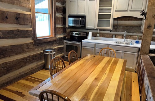 Pearisburg Cabina | Historic Cabin in the Blue Ridge Mountains