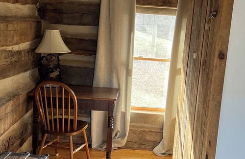 Pearisburg Cabina | Historic Cabin in the Blue Ridge Mountains