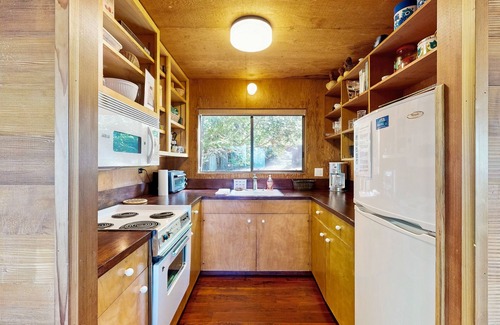 Sea Ranch Casa | Cabina histórica con estufa de leña, terraza con vista al mar y piscinas / tenis compartidas.