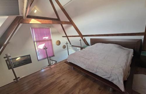 Schiedam Apartamento | Historic Canal-Side Apartment
