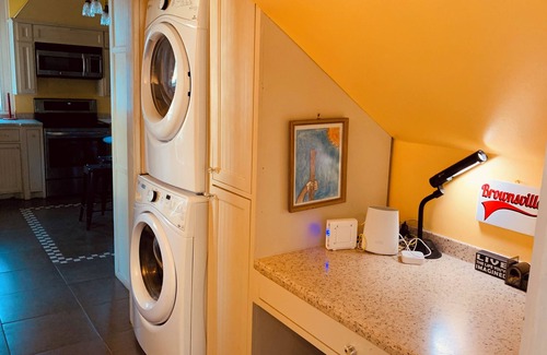 Brownsville Casa | Historic Charm- Modern Amenities Downtown Brownsville. Close to SPI, Space X
