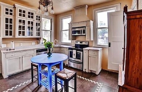 Brownsville Casa | Historic Charm- Modern Amenities Downtown Brownsville. Close to SPI, Space X