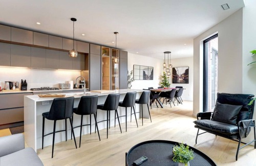 Plateau Mont Royal Apartamento | Historic Charm Overlooking Parc Lafontaine!